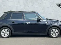 Usado Mini Cooper Classic 134 HP (98 kW) 2022 Preto Citadino