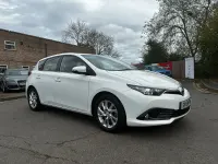 Usado Toyota Auris Business Edition 116 HP (85 kW) 2015 Branco Citadino