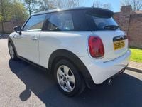 Usado Mini Cooper Classic 136 HP (100 kW) 2019 Branco Citadino