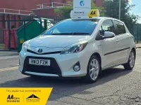 Used Toyota Yaris 100 HP (73 kW) 2013 White Hatchback