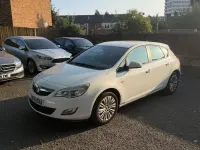 Used Vauxhall Astra Excite 2012 White Hatchback