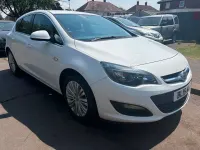 Used Vauxhall Astra Excite 2015 White Hatchback