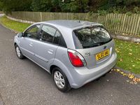 Usado Kia Rio 108 CV (79 kW) 2010 Plateado Utilitario
