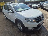 Używany Dacia Sandero Lauréate 90 KM (66 kW) 2016 Biały Hatchback