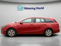 Begagnad Kia Ceed 2024 Röd Halvkombi