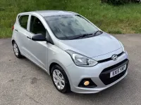 Usado Hyundai i10 67 CV (49 kW) 2015 Plateado Utilitario