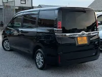 Begagnad Toyota Noah 2018 Svart Minibuss