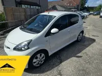 Usado Toyota Aygo 68 CV (50 kW) 2011 Rojo Utilitario
