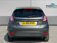 Usado Ford Fiesta Titanium 125 HP (91 kW) 2016 Cinzento Citadino