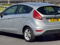 Usado Ford Fiesta Zetec 94 HP (69 kW) 2011 Prateado Citadino