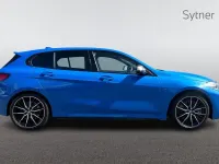 Begagnad BMW M135 Shadowline 302 HK (222 kW) 2022 Blå Halvkombi