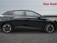 Begagnad MG MG4 EV SE 319 kW (435 HK) 2025 Svart Halvkombi