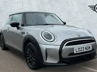 Usado Mini Cooper Classic 134 HP (98 kW) 2023 Prateado Citadino