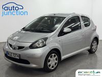 Usado Toyota Aygo 67 CV (49 kW) 2007 Plateado Utilitario
