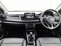 Begagnad Kia Rio 2022 Silver Halvkombi