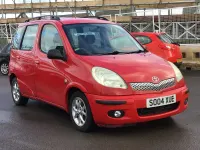 Begagnad Toyota Yaris 85 HK (62 kW) 2004 Röd Halvkombi