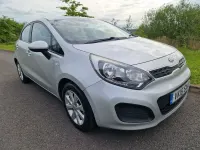 Begagnad Kia Rio 2015 Silver Halvkombi