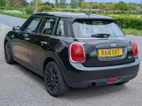 Usado Mini ONE Hatch 102 CV (75 kW) 2016 Negro Utilitario