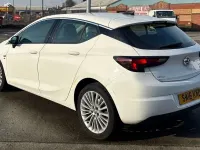 Used Vauxhall Astra Elite 108 HP (79 kW) 2016 White Hatchback