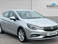 Used Vauxhall Astra SRi 150 HP (110 kW) 2018 Reflex silver metallic Hatchback