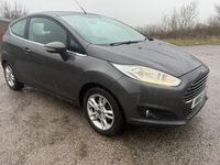 Usado Ford Fiesta Zetec 82 HP (60 kW) 2016 Cinzento Citadino