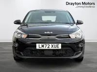 Begagnad Kia Rio 2022 Svart Halvkombi