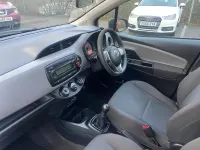 Used Toyota Yaris Active 69 HP (50 kW) 2015 Red Hatchback
