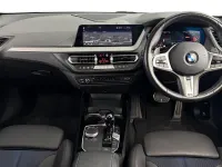 Usado BMW 120 M Sport 187 CV (137 kW) 2023 Gris Utilitario