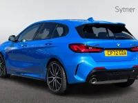 Begagnad BMW M135 Shadowline 302 HK (222 kW) 2022 Blå Halvkombi