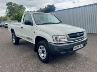 Used Toyota HiLux 102 HP (75 kW) 2005 White Pickup