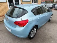 Second-hand Vauxhall Astra 2011 Albastru Hatchback