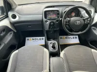 Begagnad Toyota Aygo X-play 72 HK (52 kW) 2019 Vit Halvkombi