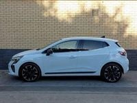 Used Renault Clio V Techno 90 HP (66 kW) 2024 White Hatchback