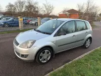 Usado Ford Fiesta Zetec 2006 Plateado Utilitario