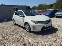 Used Toyota Auris Hybrid 136 HP (100 kW) 2014 White Hatchback
