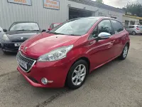 Used Peugeot 208 Style 67 HP (49 kW) 2014 Red Hatchback