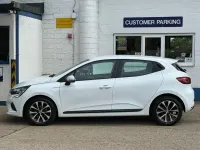 Used Renault Clio Iconic 90 HP (66 kW) 2021 White Hatchback