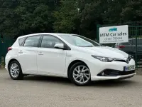 Used Toyota Auris Hybrid Business Edition 136 HP (100 kW) 2016 White Hatchback
