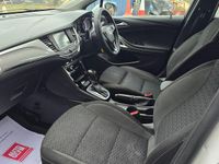 Used Vauxhall Astra SRi 145 HP (106 kW) 2021 White Estate