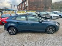 Used Volvo V40 Momentum 152 HP (111 kW) 2018 Blue Hatchback
