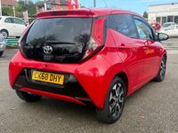 Begagnad Toyota Aygo X-plore 2018 Röd Halvkombi