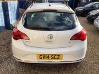 Used Vauxhall Astra Excite 115 HP (84 kW) 2014 White Hatchback