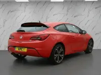 Usado Vauxhall Astra GTC Edition 140 HP (102 kW) 2014 Vermelho Coupé