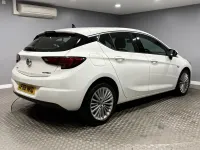 Used Vauxhall Astra Elite 110 HP (80 kW) 2018 White Hatchback