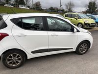 Used Hyundai i10 Premium 66 HP (48 kW) 2015 White Hatchback