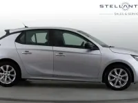 Usado Vauxhall Corsa Design Edition 74 HP (54 kW) 2023 Cinzento Citadino