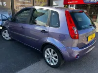 Begagnad Ford Fiesta Zetec 75 HK (55 kW) 2006 Lila Halvkombi