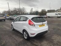 Usado Ford Fiesta Zetec 2015 Branco Citadino