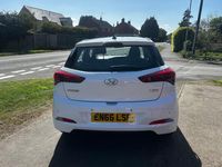 Used Hyundai i20 SE 84 HP (61 kW) 2017 White Hatchback