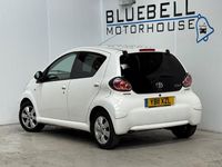 Begagnad Toyota Aygo 68 HK (50 kW) 2011 Vit Halvkombi